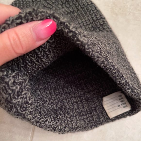 GRAY KNITTED TOQUE HAT - Picture 3 of 3
